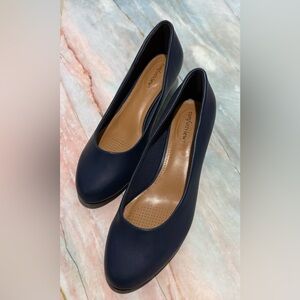 EUC women’s sz 11 W Comfortview Vida pump, very short heel, navy blue